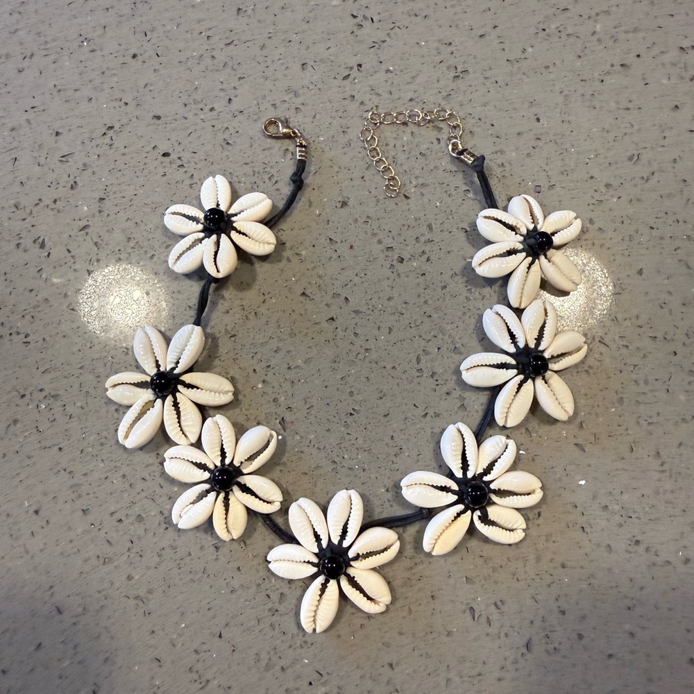 Urban Outfitters Black and White Floral Necklace Puka Shell Flower Choker